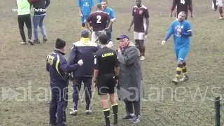 Calcio, allenatore perde la testa e tira un pugno all'arbitro dopo il cartellino rosso