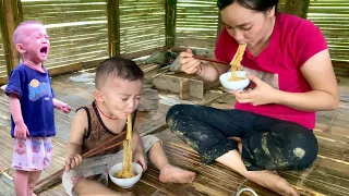 Single mom - Hungry baby misses her mother, I cook temporary food for her | Wild girl - Huong