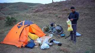 騎行內蒙古，天黑野外一個人露營過夜生火做飯吃，年輕人膽子真大