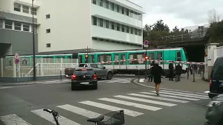 [Rare !] Le seul passage à niveau du métro de Paris! / The only railway crossing of the Paris Metro!