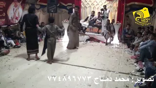 شاهد شخص يطلق الرصاص على شخص يرقص في عرس في محافظ إب.