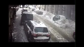 Відео моменту падіння снігу з даху на автомобіль
