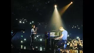 Chris Martin performing 'Homesick' with Dua Lipa - São Paulo (Nov, 9, 2017)