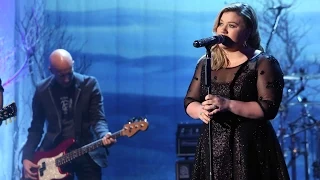 Kelly Clarkson Performs 'Invincible'