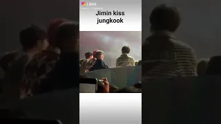 Jimin le manda un beso a jungkook😚😍