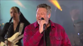 Gwen Stefani & Blake Shelton Sing "You Make It Feel Like Christmas" Live November 2022 New York City