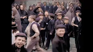 ENGLAND 1901 |  Englische Arbeiterkinder winken vor 120 Jahren in die Kamera.
