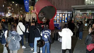 [STREET ARTIST] ONE OF. WITH FAN. INTERACTIVE SINCHON BUSKING. 240306.