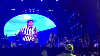 Luan Santana recebe Tierry no palco da Virada Salvador e cantam “Cracudo”