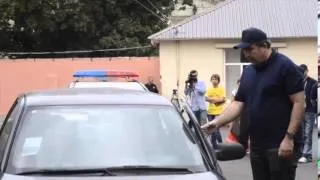 Саакашвили-полицейский проверяет документы и катается в багажнике