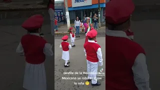 Niña se roba el show del desfile 😅🤣 #shorts #youtubeshorts #youtube #humor