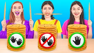 SEM As Mãos VS Com Uma Mão VS Com Duas Mãos! DESAFIO DOS ALIMENTOS COLORIDOS, por 123 GO! CHALLENGE