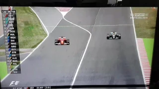 Vettel, uscendo dai box, resiste di forza al sorpasso di Hamilton - GP di Spagna 2017