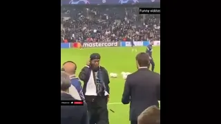 La rencontre de Messi et Ronaldinho au Parc de prince à Paris