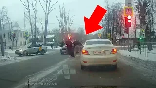 Пьяный пешеход переходил дорогу на красный и был побит.