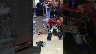 #Shorts Auto Transform Trailer & Optimus Prime with Roller by Robosen