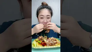 SHE IS EATING SPICY RAW HERMIT CRAB 🦀