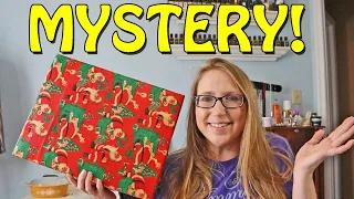 WHAT'S INSIDE THIS VINTAGE CHRISTMAS MYSTERY BOX?! Free Curb Alert Find! Box #1