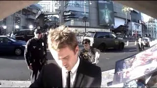 robert kazinsky signing autographs at pacific rim premiere 7 9 13