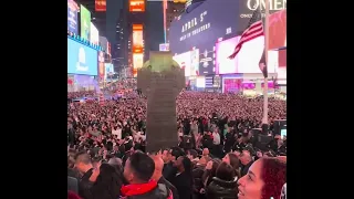 Shakira live TSX Times Square Las Mujeres Ya No Lldran