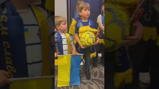 українські діти в Англії, до них завітав тренерський штаб збірної України з футболу.