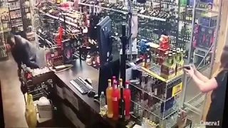 Девушки разстреляли грабителя в магазине...