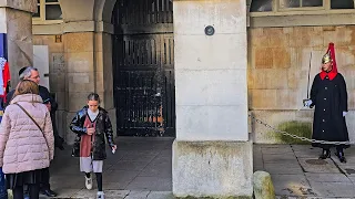 PARENTING? King's Guard SHOUTS at girl who wanders into the arches at Horse Guards!