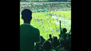 St Etienne Fans Invade Pitch After Relegation | แฟนบอลไม่พอใจนักบอลหลังตกชั้น รุมกระทืบ