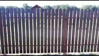 Забор на винтовых сваях из металлического п-образного штакетника с распашными воротами в г. Чехов.