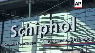 Muscovites leave floral tributes for victims of plane crash, Schiphol Airport voxpops
