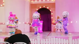 Выступление Hello Kitty в ТЦ Остров Мечты, часть 3