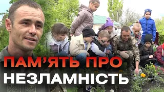 Закарбувати в пам’яті: більше 100 дітей висадили барвінкову стежку в честь українських героїв