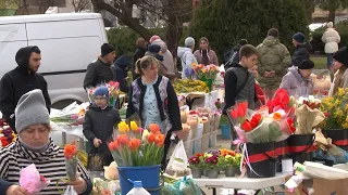 Подарки прекрасным женщинам: в Анапе открыты десятки цветочных базаров