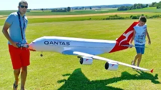 WOW !!! STUNNING HUGE LIGHTWEIGHT RC AIRBUS QANTAS A-380 SCALE MODEL AIRLINER FLIGHT DEMONSTRATION