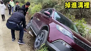 The car fell into the ditch! 5 people pulled hard to pull it out! Is this self-driving? #offroad