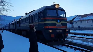 2М62 з поїздом 26 Рахів - Одеса прибуває на станцію Яремче. Ukrainian train in the Carpathians