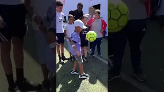 Cet enfant de 7 ans est trop fort au foot ! 😮⚽️💪🏻 #starfreestyle