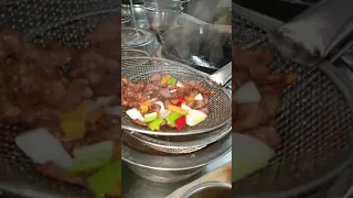 МЯСО ПО-КИТАЙСКИ ГОТОВИТ В ОЧКАХ ШЕФ ПОВАР НУРИК