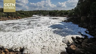 El Río Tieté de Brasil está muy contaminado cubierto de espuma blanca