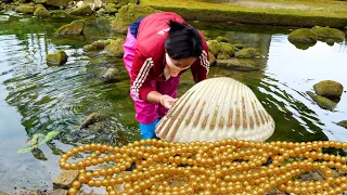 The girl found a sparkling clam with pearls that were more than ten meters long inside, so beautiful