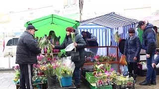 У Чернівцях чоловіки вітають жінок з 8 березня