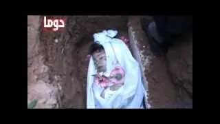 دوما21-4-2012 لحظة دفن الشهيد الطفل آدم النجار.wmv