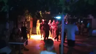 Турки танцуют в отеле.Персонал отеля в Турции вышел танцевать после работы