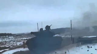 Донбасс  Танк Украинской армии ведет огонь по позициям Ополчения  Февраль 2015