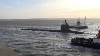 🇺🇸 USS New Hampshire SSN-778 Submarine, Entering Portsmouth Harbour England.