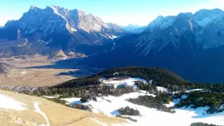 Paraglider / Gleitschirmflieger in Lermoos / Grubigstein