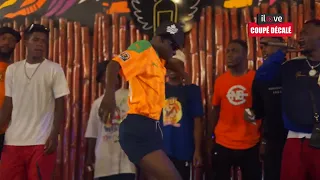 LE DANSEUR KALOMAMAN FAIT LE SHOW A YOPOUGON