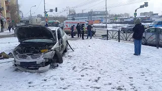 Скорая выпнула такси в пешеходов