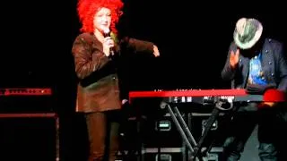 Cyndi Lauper Intro to "Crossroads"