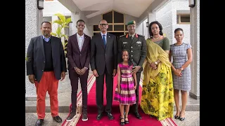 Perezida Kagame n'imiryango ya ba General barahiye mu ifoto y'urwibutso